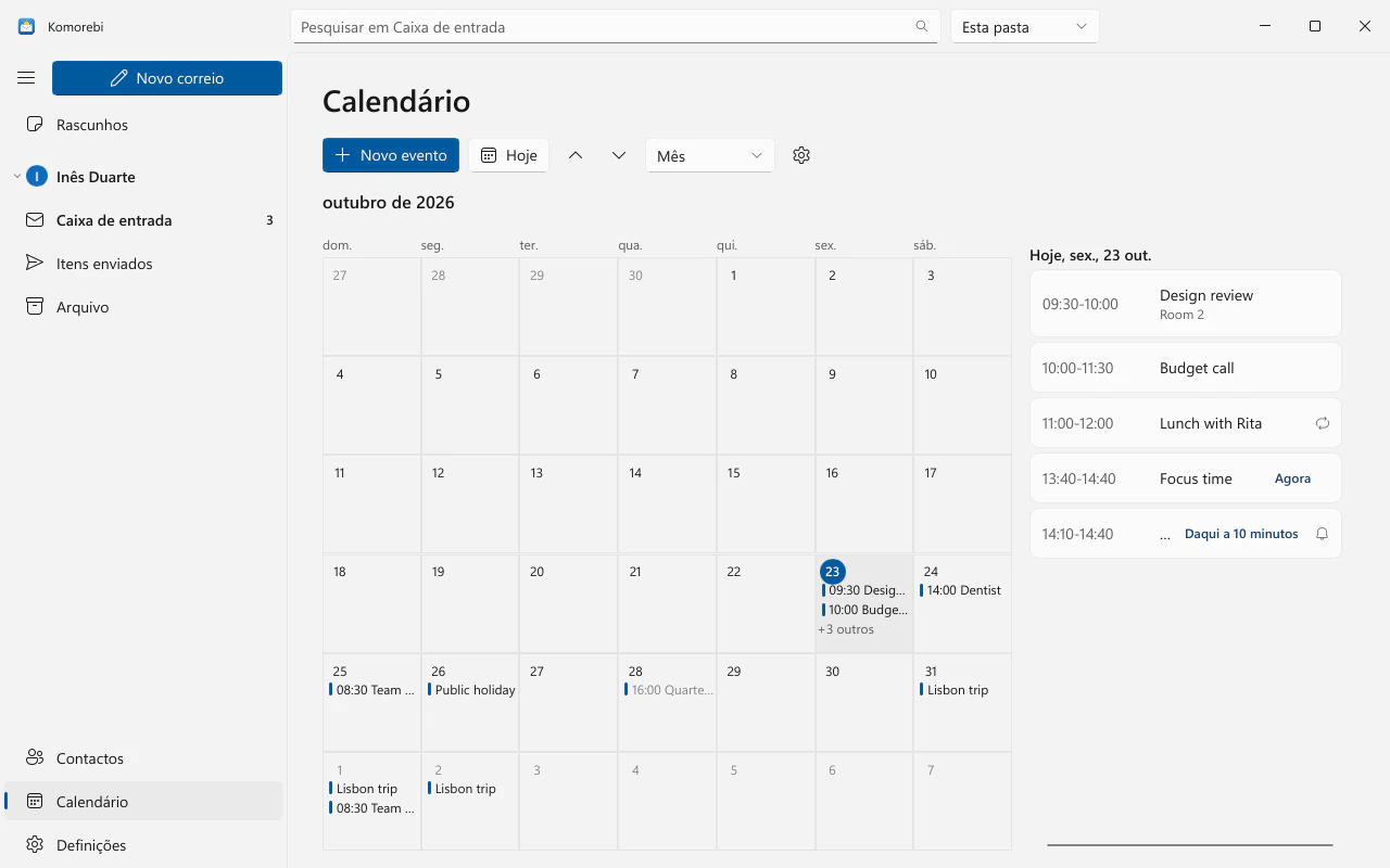 A vista de mês do calendário com eventos de exemplo e a agenda do dia selecionado ao lado