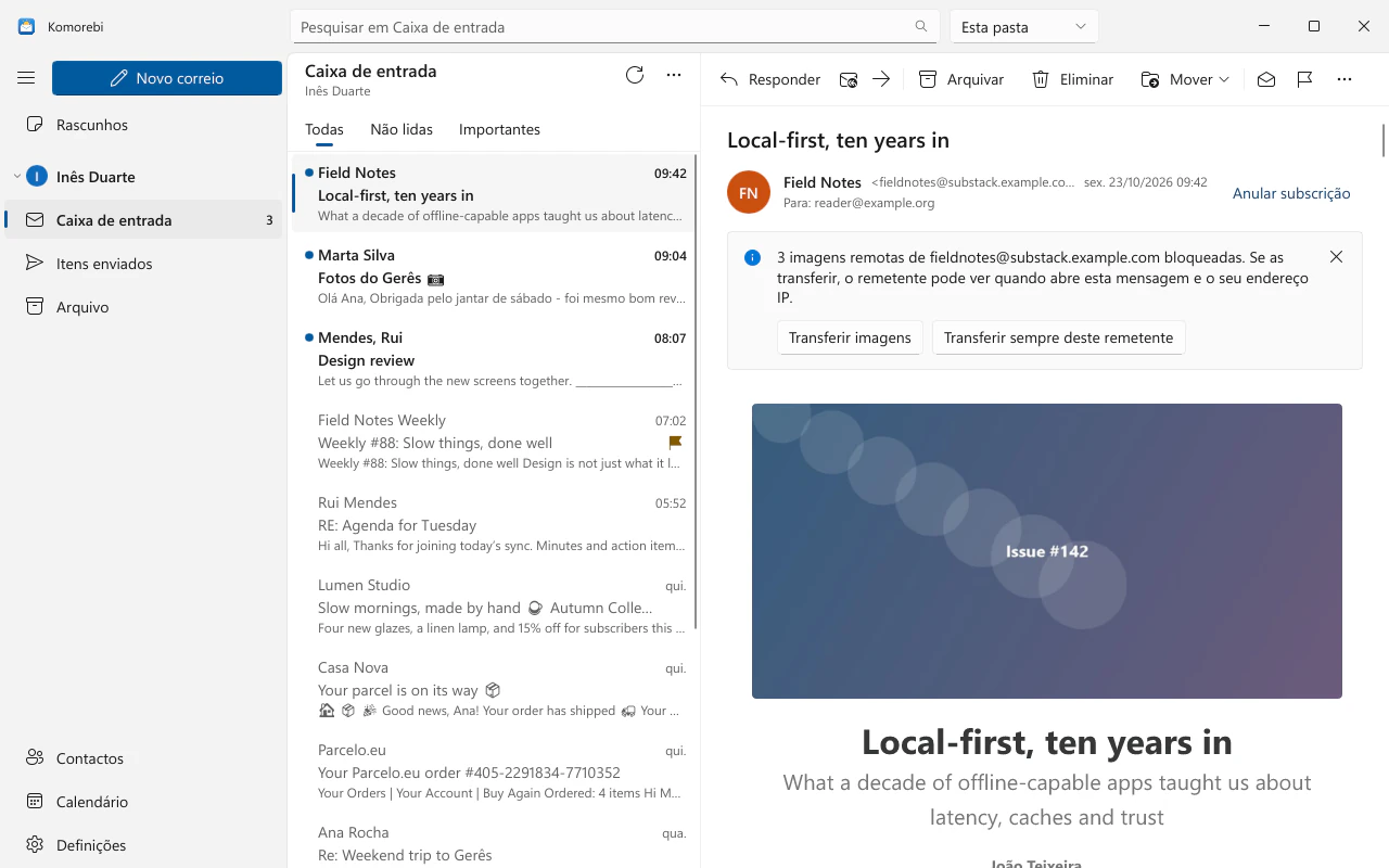 O Komorebi no tema claro: o painel de pastas, a caixa de entrada e uma newsletter aberta no painel de leitura, com as imagens remotas bloqueadas